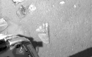 <h1>PIA10743:  Phoenix Makes an Impression on Mars</h1><div class="PIA10743" lang="en" style="width:800px;text-align:left;margin:auto;background-color:#000;padding:10px;max-height:150px;overflow:auto;"><p>This view from the Surface Stereo Imager on NASA's Phoenix Mars Lander shows the first impression—dubbed Yeti and looking like a wide footprint -- made on the Martian soil by the Robotic Arm scoop on Sol 6, the sixth Martian day of the mission, (May 31, 2008).</p><p>Touching the ground is the first step toward scooping up soil and ice and delivering the samples to the lander's experiments. </p><p>The Phoenix Mission is led by the University of Arizona, Tucson, on behalf of NASA. Project management of the mission is by NASA's Jet Propulsion Laboratory, Pasadena, Calif. Spacecraft development is by Lockheed Martin Space Systems, Denver.<br /><br /><a href="http://photojournal.jpl.nasa.gov/catalog/PIA10743" onclick="window.open(this.href); return false;" title="Voir l'image 	 PIA10743:  Phoenix Makes an Impression on Mars	  sur le site de la NASA">Voir l'image 	 PIA10743:  Phoenix Makes an Impression on Mars	  sur le site de la NASA.</a></div>