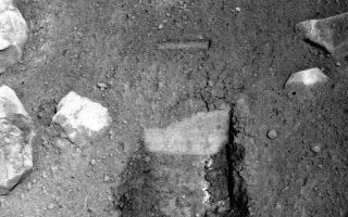 <h1>PIA10746:  Phoenix Test Sample Site</h1><div class="PIA10746" lang="en" style="width:512px;text-align:left;margin:auto;background-color:#000;padding:10px;max-height:150px;overflow:auto;"><p>This image, acquired by NASAs Phoenix Mars Landers Surface Stereo Imager on Sol 7, the seventh day of the mission (June 1, 2008), shows the so-called Knave of Hearts first-dig test area to the north of the lander. The Robotic Arms scraping blade left a small horizontal depression above where the sample was taken.</p><p>Scientists speculate that white material in the depression left by the dig could represent ice or salts that precipitated into the soil. This material is likely the same white material observed in the sample in the Robotic Arms scoop. </p><p>The Phoenix Mission is led by the University of Arizona, Tucson, on behalf of NASA. Project management of the mission is by NASAs Jet Propulsion Laboratory, Pasadena, Calif. Spacecraft development is by Lockheed Martin Space Systems, Denver.<br /><br /><a href="http://photojournal.jpl.nasa.gov/catalog/PIA10746" onclick="window.open(this.href); return false;" title="Voir l'image 	 PIA10746:  Phoenix Test Sample Site	  sur le site de la NASA">Voir l'image 	 PIA10746:  Phoenix Test Sample Site	  sur le site de la NASA.</a></div>