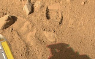 <h1>PIA10747:  Phoenix Test Sample Site in Color</h1><div class="PIA10747" lang="en" style="width:800px;text-align:left;margin:auto;background-color:#000;padding:10px;max-height:150px;overflow:auto;"><p>This color image, acquired by NASAs Phoenix Mars Landers Surface Stereo Imager on Sol 7, the seventh day of the mission (June 1, 2008), shows the so-called Knave of Hearts first-dig test area to the north of the lander. The Robotic Arms scraping blade left a small horizontal depression above where the sample was taken. </p><p>Scientists speculate that white material in the depression left by the dig could represent ice or salts that precipitated into the soil. This material is likely the same white material observed in the sample in the Robotic Arms scoop. </p><p>The Phoenix Mission is led by the University of Arizona, Tucson, on behalf of NASA. Project management of the mission is by NASAs Jet Propulsion Laboratory, Pasadena, Calif. Spacecraft development is by Lockheed Martin Space Systems, Denver.<br /><br /><a href="http://photojournal.jpl.nasa.gov/catalog/PIA10747" onclick="window.open(this.href); return false;" title="Voir l'image 	 PIA10747:  Phoenix Test Sample Site in Color	  sur le site de la NASA">Voir l'image 	 PIA10747:  Phoenix Test Sample Site in Color	  sur le site de la NASA.</a></div>