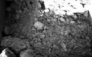<h1>PIA10778:  Clumps in Phoenix Scoop</h1><div class="PIA10778" lang="en" style="width:512px;text-align:left;margin:auto;background-color:#000;padding:10px;max-height:150px;overflow:auto;"><p>This sample of Martian soil was collected by the NASA's Phoenix Mars Lander during the 14th Martian day after landing (June 8, 2008) for later delivery to the lander's Optical Microscope. The Robotic Arm Camera took the picture of the contents of the arm's scoop, about 9 centimeters (3.5 inches) wide.</p><p>The Phoenix Mission is led by the University of Arizona, Tucson, on behalf of NASA. Project management of the mission is by NASA's Jet Propulsion Laboratory, Pasadena, Calif. Spacecraft development is by Lockheed Martin Space Systems, Denver.<br /><br /><a href="http://photojournal.jpl.nasa.gov/catalog/PIA10778" onclick="window.open(this.href); return false;" title="Voir l'image 	 PIA10778:  Clumps in Phoenix Scoop	  sur le site de la NASA">Voir l'image 	 PIA10778:  Clumps in Phoenix Scoop	  sur le site de la NASA.</a></div>