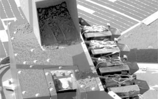 <h1>PIA10786:  First Sample Delivery to Mars Microscope</h1><div class="PIA10786" lang="en" style="width:800px;text-align:left;margin:auto;background-color:#000;padding:10px;max-height:150px;overflow:auto;"><p>The Robotic Arm on NASA's Phoenix Mars Lander has just delivered the first sample of dug-up soil to the spacecraft's microscope station in this image taken by the Surface Stereo Imager during the mission's Sol 17 (June 12), or 17th Martian day after landing.</p><p>The scoop is positioned above the box containing key parts of Phoenix's Microscopy, Electrochemistry and Conductivity Analyzer, or MECA, instrument suite. It has sprinkled a small amount of soil into a notch in the MECA box where the microscope's sample wheel is exposed. The wheel turns to present sample particles on various substrates to the Optical Microscope for viewing.</p><p>The scoop is about 8.5 centimeters (3.3 inches) wide. The top of the MECA box is 20 centimeters (7.9 inches) wide. This image has been lightened to make details more visible.</p><p>The Phoenix Mission is led by the University of Arizona, Tucson, on behalf of NASA. Project management of the mission is by NASA's Jet Propulsion Laboratory, Pasadena, Calif. Spacecraft development is by Lockheed Martin Space Systems, Denver.<br /><br /><a href="http://photojournal.jpl.nasa.gov/catalog/PIA10786" onclick="window.open(this.href); return false;" title="Voir l'image 	 PIA10786:  First Sample Delivery to Mars Microscope	  sur le site de la NASA">Voir l'image 	 PIA10786:  First Sample Delivery to Mars Microscope	  sur le site de la NASA.</a></div>