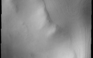 <h1>PIA10834:  THEMIS ART #89</h1><div class="PIA10834" lang="en" style="width:416px;text-align:left;margin:auto;background-color:#000;padding:10px;max-height:150px;overflow:auto;"><p><a href="/figures/PIA10834_fig1.jpg"></a><br><b>Context image for PIA10834<br />THEMIS ART #89</b></p><p>Could it be bird tracks in the snow? No, just another unusual polar texture that developed during the summer heating.<p>Image information: VIS instrument. Latitude -72.9N, Longitude 183.0E. 17 meter/pixel resolution.</p><p>Please see the <a href="http://themis.asu.edu/terms" target="_blank">THEMIS Data Citation Note</a> for details on crediting THEMIS images.</p><p>Note: this THEMIS visual image has not been radiometrically nor geometrically calibrated for this preliminary release. An empirical correction has been performed to remove instrumental effects. A linear shift has been applied in the cross-track and down-track direction to approximate spacecraft and planetary motion. Fully calibrated and geometrically projected images will be released through the Planetary Data System in accordance with Project policies at a later time.</p><p>NASA's Jet Propulsion Laboratory manages the 2001 Mars Odyssey mission for NASA's Office of Space Science, Washington, D.C. The Thermal Emission Imaging System (THEMIS) was developed by Arizona State University, Tempe, in collaboration with Raytheon Santa Barbara Remote Sensing. The THEMIS investigation is led by Dr. Philip Christensen at Arizona State University. Lockheed Martin Astronautics, Denver, is the prime contractor for the Odyssey project, and developed and built the orbiter. Mission operations are conducted jointly from Lockheed Martin and from JPL, a division of the California Institute of Technology in Pasadena.<br /><br /><a href="http://photojournal.jpl.nasa.gov/catalog/PIA10834" onclick="window.open(this.href); return false;" title="Voir l'image 	 PIA10834:  THEMIS ART #89	  sur le site de la NASA">Voir l'image 	 PIA10834:  THEMIS ART #89	  sur le site de la NASA.</a></div>