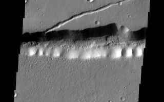 <h1>PIA10867:  Labeatis Fossae</h1><div class="PIA10867" lang="en" style="width:555px;text-align:left;margin:auto;background-color:#000;padding:10px;max-height:150px;overflow:auto;"><p><a href="/figures/PIA10867_fig1.jpg"></a><br><b>Context image for PIA10867<br />Labeatis Fossae</b></p><p>The graben in this region are called Labeatis Fossae. The larger depression cutting across the middle of the VIS image is at the elevation of part of the Kasei Valles channel complex.<p>Image information: VIS instrument. Latitude 27.5N, Longitude 283.1E. 19 meter/pixel resolution.</p><p>Please see the <a href="http://themis.asu.edu/terms" target="_blank">THEMIS Data Citation Note</a> for details on crediting THEMIS images.</p><p>Note: this THEMIS visual image has not been radiometrically nor geometrically calibrated for this preliminary release. An empirical correction has been performed to remove instrumental effects. A linear shift has been applied in the cross-track and down-track direction to approximate spacecraft and planetary motion. Fully calibrated and geometrically projected images will be released through the Planetary Data System in accordance with Project policies at a later time.</p><p>NASA's Jet Propulsion Laboratory manages the 2001 Mars Odyssey mission for NASA's Office of Space Science, Washington, D.C. The Thermal Emission Imaging System (THEMIS) was developed by Arizona State University, Tempe, in collaboration with Raytheon Santa Barbara Remote Sensing. The THEMIS investigation is led by Dr. Philip Christensen at Arizona State University. Lockheed Martin Astronautics, Denver, is the prime contractor for the Odyssey project, and developed and built the orbiter. Mission operations are conducted jointly from Lockheed Martin and from JPL, a division of the California Institute of Technology in Pasadena.<br /><br /><a href="http://photojournal.jpl.nasa.gov/catalog/PIA10867" onclick="window.open(this.href); return false;" title="Voir l'image 	 PIA10867:  Labeatis Fossae	  sur le site de la NASA">Voir l'image 	 PIA10867:  Labeatis Fossae	  sur le site de la NASA.</a></div>