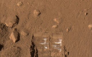 <h1>PIA10901:  Animation of "Dodo" and "Goldilocks" Trenches</h1><div class="PIA10901" lang="en" style="width:800px;text-align:left;margin:auto;background-color:#000;padding:10px;max-height:150px;overflow:auto;"><p><a href="/archive/PIA10901.mov"></a><br />Click on image for animation</p><p>A pan and zoom animation of the informally named "Dodo" (on left) and "Goldilocks" (on right) trenches as seen by the Surface Stereo Imager (SSI) aboard NASA's Phoenix Mars Lander. This animation was based on conditions on the Martian surface on Sol 17 (June 11, 2008), the 17th Martian day of the mission. "Baby Bear" is the name of the sample taken from "Goldilocks" and delivered to the Thermal and Evolved-Gas Analyzer (TEGA) instrument.</p><p>The Phoenix Mission is led by the University of Arizona, Tucson, on behalf of NASA. Project management of the mission is by NASAs Jet Propulsion Laboratory, Pasadena, Calif. Spacecraft development is by Lockheed Martin Space Systems, Denver.<br /><br /><a href="http://photojournal.jpl.nasa.gov/catalog/PIA10901" onclick="window.open(this.href); return false;" title="Voir l'image 	 PIA10901:  Animation of "Dodo" and "Goldilocks" Trenches	  sur le site de la NASA">Voir l'image 	 PIA10901:  Animation of "Dodo" and "Goldilocks" Trenches	  sur le site de la NASA.</a></div>
