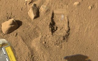 <h1>PIA10902:  First Dodo Trench with White Layer Visible in Dig Area</h1><div class="PIA10902" lang="en" style="width:800px;text-align:left;margin:auto;background-color:#000;padding:10px;max-height:150px;overflow:auto;"><p>These color images were taken by NASA's Phoenix Mars Lander's Stereo Surface Imager on the ninth Martian day of the mission, or Sol 9 (June 3, 2008). The images of the trench shows a white layer that has been uncovered by the Robotic Arm (RA) scoop and is now visible in the wall of the trench. This trench was the first one dug by the RA to understand the Martian soil and plan the digging strategy.</p><p>The Phoenix Mission is led by the University of Arizona, Tucson, on behalf of NASA. Project management of the mission is by NASAs Jet Propulsion Laboratory, Pasadena, Calif. Spacecraft development is by Lockheed Martin Space Systems, Denver.<br /><br /><a href="http://photojournal.jpl.nasa.gov/catalog/PIA10902" onclick="window.open(this.href); return false;" title="Voir l'image 	 PIA10902:  First Dodo Trench with White Layer Visible in Dig Area	  sur le site de la NASA">Voir l'image 	 PIA10902:  First Dodo Trench with White Layer Visible in Dig Area	  sur le site de la NASA.</a></div>