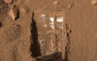 <h1>PIA10903:  "Dodo-Goldilocks" Trench Dug by Phoenix</h1><div class="PIA10903" lang="en" style="width:800px;text-align:left;margin:auto;background-color:#000;padding:10px;max-height:150px;overflow:auto;"><p>This color image was acquired by NASA's Phoenix Mars Lander's Surface Stereo Imager on the 19th day of the mission, or Sol 19 (June 13, 2008), after the May 25, 2008, landing. This image shows one trench informally called "Dodo-Goldilocks" after two digs (dug on Sol 18, or June 12, 2008) by Phoenix's Robotic Arm. The trench is 22 centimeters (8.7 inches) wide and 35 centimeters (13.8 inches) long. At its deepest point, the trench is 7 to 8 centimeters (2.7 to 3 inches) deep.</p><p>White material, possibly ice, is located only at the upper portion of the trench, indicating that it is not continuous throughout the excavated site. According to scientists, the trench might be exposing a ledge, or only a portion of a slab, of the white material.</p><p>The Phoenix Mission is led by the University of Arizona, Tucson, on behalf of NASA. Project management of the mission is by NASA's Jet Propulsion Laboratory, Pasadena, Calif. Spacecraft development is by Lockheed Martin Space Systems, Denver.<br /><br /><a href="http://photojournal.jpl.nasa.gov/catalog/PIA10903" onclick="window.open(this.href); return false;" title="Voir l'image 	 PIA10903:  "Dodo-Goldilocks" Trench Dug by Phoenix	  sur le site de la NASA">Voir l'image 	 PIA10903:  "Dodo-Goldilocks" Trench Dug by Phoenix	  sur le site de la NASA.</a></div>