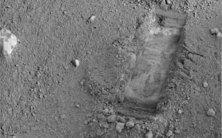 <h1>PIA10905:  Digging of 'Snow White' Begins</h1><div class="PIA10905" lang="en" style="width:800px;text-align:left;margin:auto;background-color:#000;padding:10px;max-height:150px;overflow:auto;"><p>NASA's Phoenix Mars Lander began excavating a new trench, dubbed "Snow White," in a patch of Martian soil located near the center of a polygonal surface feature, nicknamed "Cheshire Cat." The trench is about 2 centimeters (.8 inches) deep and 30 centimeters (about 12 inches) long. The "dump pile" is located at the top of the trench, the side farthest away from the lander, and has been dubbed "Croquet Ground." The digging site has been named "Wonderland."</p><p>At this early stage of digging, the Phoenix team did not expect to find any of the white material seen in the first trench, now called "Dodo-Goldilocks." That trench showed white material at a depth of about 5 centimeters (2 inches). More digging of Snow White is planned for coming sols, or Martian days.</p><p>The dark portion of this image is the shadow of the lander's solar panel; the bright areas within this region are not in shadow.</p><p>Snow White was dug on Sol 22 (June 17, 2008) with Phoenix's Robotic Arm. This picture was acquired on the same day by the lander's Surface Stereo Imager. This image has been enhanced to brighten shaded areas.</p><p>The Phoenix Mission is led by the University of Arizona, Tucson, on behalf of NASA. Project management of the mission is by NASA's Jet Propulsion Laboratory, Pasadena, Calif. Spacecraft development is by Lockheed Martin Space Systems, Denver.<br /><br /><a href="http://photojournal.jpl.nasa.gov/catalog/PIA10905" onclick="window.open(this.href); return false;" title="Voir l'image 	 PIA10905:  Digging of 'Snow White' Begins	  sur le site de la NASA">Voir l'image 	 PIA10905:  Digging of 'Snow White' Begins	  sur le site de la NASA.</a></div>