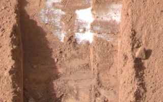 <h1>PIA10910:  Ice on Mars—Now You See It</h1><div class="PIA10910" lang="en" style="width:512px;text-align:left;margin:auto;background-color:#000;padding:10px;max-height:150px;overflow:auto;"><p><a href="/archive/PIA10910_fig1.tif"></a><a href="/archive/PIA10910_fig2.tif"></a>Figure 1<br />High resolution tiffFigure 2<br />High resolution tiff</p><p>This color image was acquired by the Surface Stereo Imager on NASA's Phoenix Mars Lander on the 21st day of the mission, or Sol 20 (June 15, 2008).</p><p>It shows lumps of ice in the lower left corner of a trench nicknamed "Dodo-Goldilocks." These lumps later sublimated, a process similar to evaporation, over the course of four days.</p><p>In the lower left corner of the left image of figures 1 and 2, a group of lumps is visible. In the right images, the lumps have disappeared.</p><p>The Phoenix Mission is led by the University of Arizona, Tucson, on behalf of NASA. Project management of the mission is by NASA's Jet Propulsion Laboratory, Pasadena, Calif. Spacecraft development is by Lockheed Martin Space Systems, Denver.<br /><br /><a href="http://photojournal.jpl.nasa.gov/catalog/PIA10910" onclick="window.open(this.href); return false;" title="Voir l'image 	 PIA10910:  Ice on Mars—Now You See It	  sur le site de la NASA">Voir l'image 	 PIA10910:  Ice on Mars—Now You See It	  sur le site de la NASA.</a></div>