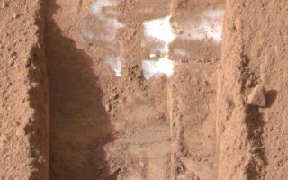 <h1>PIA10911:  Ice on Mars -- Now it's Gone</h1><div class="PIA10911" lang="en" style="width:512px;text-align:left;margin:auto;background-color:#000;padding:10px;max-height:150px;overflow:auto;"><p><a href="/archive/PIA10910_fig1.tif"></a><a href="/archive/PIA10910_fig2.tif"></a>Figure 1<br />High resolution tiffFigure 2<br />High resolution tiff</p><p>This color image was acquired by the Surface Stereo Imager on NASA's Phoenix Mars Lander on the 25th day of the mission, or Sol 24 (June 19, 2008).</p><p>The trench, called "Dodo-Goldilocks," is lacking lumps of ice seen previously in the lower left corner. The ice sublimated, a process similar to evaporation, over the course of four days.</p><p>In the lower left corner of the left image of figures 1 and 2, a group of lumps is visible. In the right images, the lumps have disappeared.</p><p>The Phoenix Mission is led by the University of Arizona, Tucson, on behalf of NASA. Project management of the mission is by NASA's Jet Propulsion Laboratory, Pasadena, Calif. Spacecraft development is by Lockheed Martin Space Systems, Denver.<br /><br /><a href="http://photojournal.jpl.nasa.gov/catalog/PIA10911" onclick="window.open(this.href); return false;" title="Voir l'image 	 PIA10911:  Ice on Mars -- Now it's Gone	  sur le site de la NASA">Voir l'image 	 PIA10911:  Ice on Mars -- Now it's Gone	  sur le site de la NASA.</a></div>