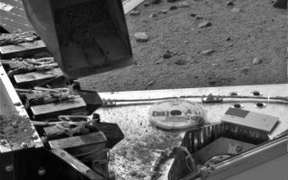 <h1>PIA10913:  Phoenix Carries Soil to Wet Chemistry Lab</h1><div class="PIA10913" lang="en" style="width:800px;text-align:left;margin:auto;background-color:#000;padding:10px;max-height:150px;overflow:auto;"><p>This image taken by the Surface Stereo Imager on NASA's Phoenix Mars Lander shows the lander's Robotic Arm scoop positioned over the Wet Chemistry Lab delivery funnel on Sol 29, the 29th Martian day after landing, or June 24, 2008. The soil will be delivered to the instrument on Sol 30.</p><p>This image has been enhanced to brighten the scene.</p><p>The Phoenix Mission is led by the University of Arizona, Tucson, on behalf of NASA. Project management of the mission is by NASA's Jet Propulsion Laboratory, Pasadena, Calif. Spacecraft development is by Lockheed Martin Space Systems, Denver.<br /><br /><a href="http://photojournal.jpl.nasa.gov/catalog/PIA10913" onclick="window.open(this.href); return false;" title="Voir l'image 	 PIA10913:  Phoenix Carries Soil to Wet Chemistry Lab	  sur le site de la NASA">Voir l'image 	 PIA10913:  Phoenix Carries Soil to Wet Chemistry Lab	  sur le site de la NASA.</a></div>