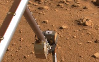 <h1>PIA10964:  Phoenix Scoop Inverted Showing Rasp</h1><div class="PIA10964" lang="en" style="width:800px;text-align:left;margin:auto;background-color:#000;padding:10px;max-height:150px;overflow:auto;"><p>This image taken by the Surface Stereo Imager on Sol 49, or the 49th Martian day of the mission (July 14, 2008), shows the silver colored rasp protruding from NASA's Phoenix Mars Lander's Robotic Arm scoop. The scoop is inverted and the rasp is pointing up.</p><p>Shown with its forks pointing toward the ground is the thermal and electrical conductivity probe, at the lower right. The Robotic Arm Camera is pointed toward the ground.</p><p>The Phoenix Mission is led by the University of Arizona, Tucson, on behalf of NASA. Project management of the mission is led by NASA's Jet Propulsion Laboratory, Pasadena, Calif. Spacecraft development is by Lockheed Martin Space Systems, Denver.<br /><br /><a href="http://photojournal.jpl.nasa.gov/catalog/PIA10964" onclick="window.open(this.href); return false;" title="Voir l'image 	 PIA10964:  Phoenix Scoop Inverted Showing Rasp	  sur le site de la NASA">Voir l'image 	 PIA10964:  Phoenix Scoop Inverted Showing Rasp	  sur le site de la NASA.</a></div>