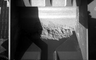 <h1>PIA10982:  Soil Still in Scoop After Sample-Delivery Attempt</h1><div class="PIA10982" lang="en" style="width:512px;text-align:left;margin:auto;background-color:#000;padding:10px;max-height:150px;overflow:auto;"><p>This image from the Robotic Arm Camera on NASA's Phoenix Mars Lander shows that soil remained inside the arm's scoop after an attempt to deliver a soil sample to a laboratory oven during the lander's 60th Martian day, or sol (July 26, 2008). </p><p>The Phoenix Mission is led by the University of Arizona, Tucson, on behalf of NASA. Project management of the mission is by NASA's Jet Propulsion Laboratory, Pasadena, Calif. Spacecraft development is by Lockheed Martin Space Systems, Denver.<br /><br /><a href="http://photojournal.jpl.nasa.gov/catalog/PIA10982" onclick="window.open(this.href); return false;" title="Voir l'image 	 PIA10982:  Soil Still in Scoop After Sample-Delivery Attempt	  sur le site de la NASA">Voir l'image 	 PIA10982:  Soil Still in Scoop After Sample-Delivery Attempt	  sur le site de la NASA.</a></div>