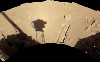 <h1>PIA11055:  Phoenix Robotic Arm's Workspace After 90 Sols</h1><div class="PIA11055" lang="en" style="width:800px;text-align:left;margin:auto;background-color:#000;padding:10px;max-height:150px;overflow:auto;"><p>During the first 90 Martian days, or sols, after its May 25, 2008, landing on an arctic plain of Mars, NASA's Phoenix Mars Lander dug several trenches in the workspace reachable with the lander's robotic arm.</p><p>The lander's Surface Stereo Imager camera recorded this view of the workspace on Sol 90, early afternoon local Mars time (overnight Aug. 25 to Aug. 26, 2008). The shadow of the the camera itself, atop its mast, is just left of the center of the image and roughly a third of a meter (one foot) wide.</p><p>The workspace is on the north side of the lander. The trench just to the right of center is called "Neverland."</p><p>The Phoenix Mission is led by the University of Arizona, Tucson, on behalf of NASA. Project management of the mission is by NASA's Jet Propulsion Laboratory, Pasadena, Calif. Spacecraft development is by Lockheed Martin Space Systems, Denver.<br /><br /><a href="http://photojournal.jpl.nasa.gov/catalog/PIA11055" onclick="window.open(this.href); return false;" title="Voir l'image 	 PIA11055:  Phoenix Robotic Arm's Workspace After 90 Sols	  sur le site de la NASA">Voir l'image 	 PIA11055:  Phoenix Robotic Arm's Workspace After 90 Sols	  sur le site de la NASA.</a></div>