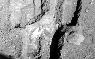 <h1>PIA11059:  Deepest Trenching at Phoenix Site on Mars</h1><div class="PIA11059" lang="en" style="width:800px;text-align:left;margin:auto;background-color:#000;padding:10px;max-height:150px;overflow:auto;"><p>NASA's Phoenix Mars Lander widened the deepest trench it has excavated, dubbed "Stone Soup," (in the lower half of this image) to collect a sample from about 18 centimeters (7 inches) below the surface for analysis by the lander's wet chemistry laboratory.</p><p>Phoenix's Surface Stereo Imager took this image on Sol 95 (Aug. 30, 2008), the 95th Martian day since landing. For scale, the rock to the right of the Stone Soup trench is about 15 centimeters (6 inches) across. The lander's robotic arm scooped up a sample from the left half of the trench for delivery the following sol to the wet chemistry laboratory.</p><p>The Phoenix Mission is led by the University of Arizona, Tucson, on behalf of NASA. Project management of the mission is by NASA's Jet Propulsion Laboratory, Pasadena, Calif. Spacecraft development is by Lockheed Martin Space Systems, Denver.<br /><br /><a href="http://photojournal.jpl.nasa.gov/catalog/PIA11059" onclick="window.open(this.href); return false;" title="Voir l'image 	 PIA11059:  Deepest Trenching at Phoenix Site on Mars	  sur le site de la NASA">Voir l'image 	 PIA11059:  Deepest Trenching at Phoenix Site on Mars	  sur le site de la NASA.</a></div>