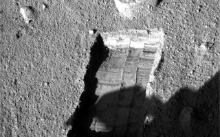 <h1>PIA11189:  Preparation for Moving a Rock on Mars</h1><div class="PIA11189" lang="en" style="width:800px;text-align:left;margin:auto;background-color:#000;padding:10px;max-height:150px;overflow:auto;"><p>The robotic arm on NASA's Phoenix Mars Lander enlarged a trench beside a rock called "Headless" during the mission's 115th Martian day (Sept. 20, 2008) in preparation for sliding the rock into the trench. The lander's Surface Stereo Imager took this image later that afternoon, showing the enlarged trench and the rock.</p><p>The robotic arm successfully moved the rock two days later.</p><p>The Phoenix science team sought to move the rock in order to study the soil and the depth to subsurface ice underneath where the rock had been.</p><p>Headless is about the size and shape of a VHS videotape. The trench, called "Neverland," was excavated to about 3 centimeters (1.2 inches) deep near the rock. The ground surface between the rock and the lip of the trench slopes downward about 3 degrees toward the trench.</p><p>This image was taken at about 4:35 p.m., local solar time on Mars. The view is to the north northeast of the lander.</p><p>The Phoenix Mission is led by the University of Arizona, Tucson, on behalf of NASA. Project management of the mission is by JPL, Pasadena, Calif. Spacecraft development was by Lockheed Martin Space Systems, Denver.<br /><br /><a href="http://photojournal.jpl.nasa.gov/catalog/PIA11189" onclick="window.open(this.href); return false;" title="Voir l'image 	 PIA11189:  Preparation for Moving a Rock on Mars	  sur le site de la NASA">Voir l'image 	 PIA11189:  Preparation for Moving a Rock on Mars	  sur le site de la NASA.</a></div>