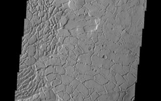 <h1>PIA11262:  Arcuate Fractures</h1><div class="PIA11262" lang="en" style="width:553px;text-align:left;margin:auto;background-color:#000;padding:10px;max-height:150px;overflow:auto;"><p><a href="/figures/PIA11262_fig1.jpg"></a><br><b>Context image for PIA11262<br />Arcuate Fractures</b></p><p>Called Averuns Colles, these broken blocks and arcuate fractures mark the transition region between the southern highlands and the northern lowlands of Mars.</p><p>Image information: VIS instrument. Latitude -2.1N, Longitude 173.2E. 18 meter/pixel resolution.</p><p>Please see the <a href="http://themis.asu.edu/terms" target="_blank">THEMIS Data Citation Note</a> for details on crediting THEMIS images.</p><p>Note: this THEMIS visual image has not been radiometrically nor geometrically calibrated for this preliminary release. An empirical correction has been performed to remove instrumental effects. A linear shift has been applied in the cross-track and down-track direction to approximate spacecraft and planetary motion. Fully calibrated and geometrically projected images will be released through the Planetary Data System in accordance with Project policies at a later time.</p><p>NASA's Jet Propulsion Laboratory manages the 2001 Mars Odyssey mission for NASA's Office of Space Science, Washington, D.C. The Thermal Emission Imaging System (THEMIS) was developed by Arizona State University, Tempe, in collaboration with Raytheon Santa Barbara Remote Sensing. The THEMIS investigation is led by Dr. Philip Christensen at Arizona State University. Lockheed Martin Astronautics, Denver, is the prime contractor for the Odyssey project, and developed and built the orbiter. Mission operations are conducted jointly from Lockheed Martin and from JPL, a division of the California Institute of Technology in Pasadena.<br /><br /><a href="http://photojournal.jpl.nasa.gov/catalog/PIA11262" onclick="window.open(this.href); return false;" title="Voir l'image 	 PIA11262:  Arcuate Fractures	  sur le site de la NASA">Voir l'image 	 PIA11262:  Arcuate Fractures	  sur le site de la NASA.</a></div>