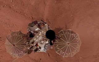<h1>PIA11719:  Phoenix Lander Self Portrait on Mars, Vertical Projection</h1><div class="PIA11719" lang="en" style="width:800px;text-align:left;margin:auto;background-color:#000;padding:10px;max-height:150px;overflow:auto;"><p>This view is a vertical projection that combines hundreds of exposures taken by the Surface Stereo Imager camera on NASA's Mars Phoenix Lander and projects them as if looking down from above.</p><p>The black circle is where the camera itself is mounted on the lander, out of view in images taken by the camera. North is toward the top of the image.</p><p>This view comprises more than 100 different Stereo Surface Imager pointings, with images taken through three different filters at each pointing. The images were taken throughout the period from the 13th Martian day, or sol, after landing to the 47th sol (June 5 through July 12, 2008). The lander's Robotic Arm appears cut off in this mosaic view because component images were taken when the arm was out of the frame. </p><p>The Phoenix Mission is led by the University of Arizona, Tucson, on behalf of NASA. Project management of the mission is by NASA's Jet Propulsion Laboratory, Pasadena, Calif. Spacecraft development is by Lockheed Martin Space Systems, Denver.<br /><br /><a href="http://photojournal.jpl.nasa.gov/catalog/PIA11719" onclick="window.open(this.href); return false;" title="Voir l'image 	 PIA11719:  Phoenix Lander Self Portrait on Mars, Vertical Projection	  sur le site de la NASA">Voir l'image 	 PIA11719:  Phoenix Lander Self Portrait on Mars, Vertical Projection	  sur le site de la NASA.</a></div>