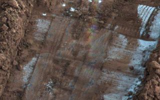 <h1>PIA11724:  Frost seen on Snow White Trench</h1><div class="PIA11724" lang="en" style="width:512px;text-align:left;margin:auto;background-color:#000;padding:10px;max-height:150px;overflow:auto;"><p>The Surface Stereo Imager (SSI) on NASA's Phoenix Mars Lander took this shadow-enhanced false color image of the "Snow White" trench, on the eastern end of Phoenix's digging area. The image was taken on Sol 144, or the 144th day of the mission, Oct. 20, 2008. Temperatures measured on Sol 151, the last day weather data were received, showed overnight lows of minus128 Fahrenheit (minus 89 Celsius) and day time highs in the minus 50 F (minus 46 C) range. The last communication from the spacecraft came on Nov. 2, 2008.</p><p>The Phoenix Mission is led by the University of Arizona, Tucson, on behalf of NASA. Project management of the mission is by NASA's Jet Propulsion Laboratory, Pasadena, Calif. Spacecraft development is by Lockheed Martin Space Systems, Denver.<br /><br /><a href="http://photojournal.jpl.nasa.gov/catalog/PIA11724" onclick="window.open(this.href); return false;" title="Voir l'image 	 PIA11724:  Frost seen on Snow White Trench	  sur le site de la NASA">Voir l'image 	 PIA11724:  Frost seen on Snow White Trench	  sur le site de la NASA.</a></div>