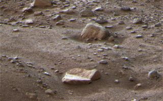<h1>PIA11725:  One Last Look at the Martian Arctic</h1><div class="PIA11725" lang="en" style="width:800px;text-align:left;margin:auto;background-color:#000;padding:10px;max-height:150px;overflow:auto;"><p>This is a false color image of the Martian terrain and rock called "Winkies" (rock "Quadlings" in foreground) taken by the Surface Stereo Imager camera on NASA's Phoenix Mars Lander on Sol 151 of the mission (Oct. 27, 2008).</p><p>This frosty image is among the last taken by the lander before the mission's final communications on Nov. 2, 2008. </p><p>The Phoenix Mission is led by the University of Arizona, Tucson, on behalf of NASA. Project management of the mission is by NASA's Jet Propulsion Laboratory, Pasadena, Calif. Spacecraft development is by Lockheed Martin Space Systems, Denver.<br /><br /><a href="http://photojournal.jpl.nasa.gov/catalog/PIA11725" onclick="window.open(this.href); return false;" title="Voir l'image 	 PIA11725:  One Last Look at the Martian Arctic	  sur le site de la NASA">Voir l'image 	 PIA11725:  One Last Look at the Martian Arctic	  sur le site de la NASA.</a></div>