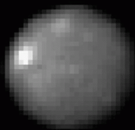 Cérès est le premier astéroïde découvert : on lui reconnaît aujourd'hui la définition de planète naine, depuis la nouvelle définition de l'Union astronomique internationale d'août 2006. Avec un diamètre d'environ 950 km, Cérès est également le plus grand