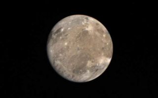 <h1>PIA00353:  Ganymede Full Disk</h1><div class="PIA00353" lang="en" style="width:600px;text-align:left;margin:auto;background-color:#000;padding:10px;max-height:150px;overflow:auto;">This picture was taken on March 4, 1979 at 2:30 A.M. PST by Voyager 1 from a distance of 2.6 million kilometers (1.6 million miles). Ganymede is Jupiter's largest satellite with a radius of about 2600 kilometers, about 1.5 times that of our Moon. Ganymede has a bulk density of only approximately 2.0 g/cc almost half that of the Moon. Therefore, Ganymede is probably composed of a mixture of rock and ice. The features here, the large dark regions, in the northeast quadrant, and the white spots, resemble features found on the Moon, mare and impact craters respectively. The long white filaments resemble rays associated with impacts on the lunar surface. The various colors of different regions probably represent differing surface materials. There are several dots on the picture of single color (blue, green, and orange) which are the result of markings on the camera used for pointing determinations and are not physical markings. JPL manages and controls the Voyager project for NASA's Office of Space Science.<br /><br /><a href="http://photojournal.jpl.nasa.gov/catalog/PIA00353" onclick="window.open(this.href); return false;" title="Voir l'image 	 PIA00353:  Ganymede Full Disk	  sur le site de la NASA">Voir l'image 	 PIA00353:  Ganymede Full Disk	  sur le site de la NASA.</a></div>