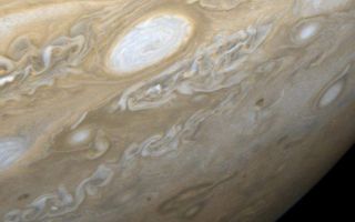 <h1>PIA00372:  Jupiter - Region from the Great Red Spot to the South Pole</h1><div class="PIA00372" lang="en" style="width:790px;text-align:left;margin:auto;background-color:#000;padding:10px;max-height:150px;overflow:auto;">This picture shows a region of the southern hemisphere extending from the Great Red Spot to the south pole. The white oval is seen beneath the Great Red Spot, and several small scale spots are visible farther to the south. Some of these organized cloud spots have similar morphologies, such as anticyclonic rotations and cyclonic regions to their west. The presence of the white oval causes the streamlines of the flow to bunch up between it and the Great Red Spot.<br /><br /><a href="http://photojournal.jpl.nasa.gov/catalog/PIA00372" onclick="window.open(this.href); return false;" title="Voir l'image 	 PIA00372:  Jupiter - Region from the Great Red Spot to the South Pole	  sur le site de la NASA">Voir l'image 	 PIA00372:  Jupiter - Region from the Great Red Spot to the South Pole	  sur le site de la NASA.</a></div>