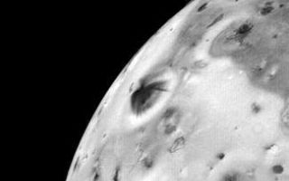 <h1>PIA00373:  Io - Volcanic Eruption</h1><div class="PIA00373" lang="en" style="width:325px;text-align:left;margin:auto;background-color:#000;padding:10px;max-height:150px;overflow:auto;">This photo of a volcanic eruption on Jupiter's satellite Io (dark fountain-like feature near the limb) was taken March 4, 1979, about 12 hours before Voyager 1's closest approach to Jupiter. This and the accompanying photo present the evidence for the first active volcanic eruption ever observed on another body in the solar system. This photo taken from a distance of 310,000 miles (499,000 kilometers), shows a plume-like structure rising more than 60 miles (100 kilometers) above the surface, a cloud of material being produced by an active eruption. At least four eruptions have been identified on Voyager 1 pictures and many more may yet be discovered on closer analysis. On a nearly airless body like Io, particulate material thrown out of a volcano follows a ballistic trajectory, accounting for the dome-like shape of the top of the cloud, formed as particles reach the top of their flight path and begin to fall back. Spherical expansion of outflowing gas forms an even larger cloud surrounding the dust. Several regions have been identified by the infrared instrument on Voyager 1 as being several hundred degrees Fahrenheit warmer than surrounding terrain, and correlated with the eruptions. The fact that several eruptions appear to be going on simultaneously makes Io the most active surface in the solar system and suggests to scientists that Io is undergoing continuous volcanism, revising downward the age of Io's surface once again. JPL manages and controls the Voyager Project for NASA's Office of Space Science.<br /><br /><a href="http://photojournal.jpl.nasa.gov/catalog/PIA00373" onclick="window.open(this.href); return false;" title="Voir l'image 	 PIA00373:  Io - Volcanic Eruption	  sur le site de la NASA">Voir l'image 	 PIA00373:  Io - Volcanic Eruption	  sur le site de la NASA.</a></div>