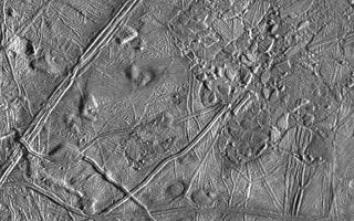<h1>PIA00587:  Close-up of Europa's Trailing Hemisphere</h1><div class="PIA00587" lang="en" style="width:800px;text-align:left;margin:auto;background-color:#000;padding:10px;max-height:150px;overflow:auto;">This complex terrain on Jupiter's moon, Europa, shows an area centered at 8 degrees north latitude, 275.4 degrees west longitude, in the trailing hemisphere. As Europa moves in its orbit around Jupiter, the trailing hemisphere is the portion which is always on the moon's backside opposite to its direction of motion. The area shown is about 100 kilometers by 140 kilometers (62 miles by 87 miles). The complex ridge crossing the picture in the upper left corner is part of a feature that can be traced hundreds of miles across the surface of Europa, extending beyond the edge of the picture. The upper right part of the picture shows terrain that has been disrupted by an unknown process, superficially resembling blocks of sea ice during a springtime thaw. Also visible are semicircular mounds surrounded by shallow depressions. These might represent the intrusion of material punching through the surface from below and partial melting of Europa's icy crust. The resolution of this image is about 180 meters (200 yards); this means that the smallest visible object is about a quarter of a mile across.<p>This picture of Europa was taken by Galileo's Solid State Imaging system from a distance of 17,900 kilometers (11,100 miles) on the spacecraft's sixth orbit around Jupiter, on February 20, 1997.<p>The Jet Propulsion Laboratory, Pasadena, CA, manages the mission for NASA's Office of Space Science, Washington D.C. This image and other images and data received from Galileo are posted on the World Wide Web Galileo mission home page at http://galileo.jpl.nasa.gov.<br /><br /><a href="http://photojournal.jpl.nasa.gov/catalog/PIA00587" onclick="window.open(this.href); return false;" title="Voir l'image 	 PIA00587:  Close-up of Europa's Trailing Hemisphere	  sur le site de la NASA">Voir l'image 	 PIA00587:  Close-up of Europa's Trailing Hemisphere	  sur le site de la NASA.</a></div>