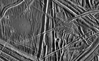 <h1>PIA00592:  Close-up of Europa's Surface</h1><div class="PIA00592" lang="en" style="width:800px;text-align:left;margin:auto;background-color:#000;padding:10px;max-height:150px;overflow:auto;">This close-up view of the icy surface of Europa, a moon of Jupiter, was obtained on December 20, 1996, by the Solid State Imaging system on board the Galileo spacecraft during its fourth orbit around Jupiter. The view is about 11 kilometers by 16 kilometers (7 miles by 10 miles) and has a resolution of 26 meters (28 yards). The Sun illuminates the scene from the east (right).<p>A flat smooth area about 3.2 kilometers (2 miles) across is seen in the left part of the picture. This area resulted from flooding by a fluid which erupted onto the surface and buried sets of ridges and grooves. The smooth area contrasts with a distinctly rugged patch of terrain farther east, to the right of the prominent ridge system running down the middle of the picture. The rugged patch of terrain is 4 kilometers (2.5 miles) across and represents localized disruption of the complex network of ridges in the area. Eruptions of material onto the surface, crustal disruption, and the formation of complex networks of folded and faulted ridges show that significant energy was available in the interior of Europa. Although small impact craters are most easily seen in the smooth area, they occur throughout the ridged terrain seen in this view.<p>The Jet Propulsion Laboratory, Pasadena, CA, manages the mission for NASA's Office of Space Science, Washington D.C. This image and other images and data received from Galileo are posted on the World Wide Web Galileo mission home page at: http://galileo.jpl.nasa.gov.<br /><br /><a href="http://photojournal.jpl.nasa.gov/catalog/PIA00592" onclick="window.open(this.href); return false;" title="Voir l'image 	 PIA00592:  Close-up of Europa's Surface	  sur le site de la NASA">Voir l'image 	 PIA00592:  Close-up of Europa's Surface	  sur le site de la NASA.</a></div>