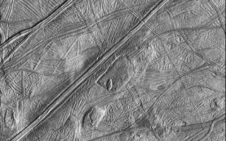 <h1>PIA00852:  Dome shaped features on Europa's surface</h1><div class="PIA00852" lang="en" style="width:465px;text-align:left;margin:auto;background-color:#000;padding:10px;max-height:150px;overflow:auto;">The Solid State Imaging system aboard the spacecraft Galileo took this image of the surface of Europa on February 20, 1997 during its sixth orbit around Jupiter. The image is located near 16 North, 268 West; illumination is from the lower-right. The area covered is approximately 48 miles (80 kilometers) by 56 miles (95 kilometers) across. North is toward the top of the image.<p>This image reveals that the icy surface of Europa has been disrupted by ridges and faults numerous times during its past. These ridges have themselves been disrupted by the localized formation of domes and other features that may be indicative of thermal upwelling of water from beneath the crust. These features provide strong evidence for the presence of subsurface liquid during Europa's recent past.<p>The Jet Propulsion Laboratory, Pasadena, CA manages the mission for NASA's Office of Space Science, Washington, DC.<p>This image and other images and data received from Galileo are posted on the World Wide Web, on the Galileo mission home page at URL http://galileo.jpl.nasa.gov. Background information and educational context for the images can be found at <a href="http://www2.jpl.nasa.gov/galileo/sepo/" target="_blank">http://www.jpl.nasa.gov/galileo/sepo</a>..<br /><br /><a href="http://photojournal.jpl.nasa.gov/catalog/PIA00852" onclick="window.open(this.href); return false;" title="Voir l'image 	 PIA00852:  Dome shaped features on Europa's surface	  sur le site de la NASA">Voir l'image 	 PIA00852:  Dome shaped features on Europa's surface	  sur le site de la NASA.</a></div>