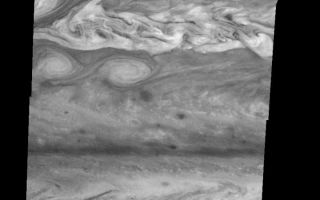 <h1>PIA00879:  Jupiter's Northern Hemisphere in the Near-Infrared (Time Set 1)</h1><div class="PIA00879" lang="en" style="width:720px;text-align:left;margin:auto;background-color:#000;padding:10px;max-height:150px;overflow:auto;">Mosaic of Jupiter's northern hemisphere between 10 and 50 degrees latitude. Jupiter's atmospheric circulation is dominated by alternating eastward and westward jets from equatorial to polar latitudes. The direction and speed of these jets in part determine the color and texture of the clouds seen in this mosaic. Also visible are several other common Jovian cloud features, including large white ovals, bright spots, dark spots, interacting vortices, and turbulent chaotic systems. The north-south dimension of each of the two interacting vortices in the upper half of the mosaic is about 3500 kilometers. The near-infrared continuum filter (756 nanometers) shows the features of Jupiter's main visible cloud deck.<p>North is at the top. The images are projected on a sphere, with features being foreshortened towards the north. The smallest resolved features are tens of kilometers in size. These images were taken on April 3, 1997, at a range of 1.4 million kilometers by the Solid State Imaging system on NASA's Galileo spacecraft.<p>The Jet Propulsion Laboratory, Pasadena, CA manages the mission for NASA's Office of Space Science, Washington, DC.<p>This image and other images and data received from Galileo are posted on the World Wide Web, on the Galileo mission home page at URL http://galileo.jpl.nasa.gov. Background information and educational context for the images can be found at <a href="http://www2.jpl.nasa.gov/galileo/sepo/" target="_blank">http://www.jpl.nasa.gov/galileo/sepo</a>..<br /><br /><a href="http://photojournal.jpl.nasa.gov/catalog/PIA00879" onclick="window.open(this.href); return false;" title="Voir l'image 	 PIA00879:  Jupiter's Northern Hemisphere in the Near-Infrared (Time Set 1)	  sur le site de la NASA">Voir l'image 	 PIA00879:  Jupiter's Northern Hemisphere in the Near-Infrared (Time Set 1)	  sur le site de la NASA.</a></div>