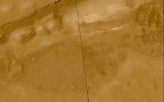 <h1>PIA01040:  Evidence for Recent Liquid Water on Mars: Gullies in Sirenum Fossae Trough</h1><div class="PIA01040" lang="en" style="width:800px;text-align:left;margin:auto;background-color:#000;padding:10px;max-height:150px;overflow:auto;"><p>This mosaic of two Mars Global Surveyor (MGS) Mars Orbiter Camera (MOC) images shows about 20 different gullies coming down the south-facing wall of a trough in the Sirenum Fossae/Gorgonum Chaos region of the martian southern hemisphere. Each channel and its associated fan--or apron--of debris appears to have started just below the same hard, resistant layer of bedrock located approximately 100 meters (about 325 feet) below the top of the trough wall. The layer beneath this hard, resistant bedrock is interpreted to be permeable, which allows ground water to percolate through it and--at the location of this trough--seep out onto the martian surface. The channels and aprons only occur on the south-facing slope of this valley created by faults on each side of the trough. The depression is approximately 1.4 km (0.9 mi) across.<p>The mosaic was constructed from two pictures taken on September 16, 1999, and May 1, 2000. The black line is a gap between the two images that was not covered by MOC. The scene covers an area approximately 5.5 kilometers (3.4 miles) wide by 4.9 km (3.0 mi) high. Sunlight illuminates the area from the upper left. The image is located near 38.5°S, 171.3°W. MOC high resolution images are taken black-and-white (grayscale); the color seen here has been synthesized from the colors of Mars observed by the MOC wide angle cameras and by the Viking Orbiters in the late 1970s.<br /><br /><a href="http://photojournal.jpl.nasa.gov/catalog/PIA01040" onclick="window.open(this.href); return false;" title="Voir l'image 	 PIA01040:  Evidence for Recent Liquid Water on Mars: Gullies in Sirenum Fossae Trough	  sur le site de la NASA">Voir l'image 	 PIA01040:  Evidence for Recent Liquid Water on Mars: Gullies in Sirenum Fossae Trough	  sur le site de la NASA.</a></div>