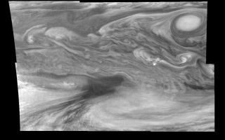 <h1>PIA01198:  Jupiter's Equatorial Region in the Near-Infrared (Time set 1)</h1><div class="PIA01198" lang="en" style="width:800px;text-align:left;margin:auto;background-color:#000;padding:10px;max-height:150px;overflow:auto;">Mosaic of Jupiter's equatorial region at 756 nanometers (nm). The mosaic covers an area of 34,000 kilometers by 22,000 kilometers. The near-infrared continuum filter shows the features of Jupiter's main visible cloud deck. The dark region near the center of the mosaic is an equatorial "hotspot" similar to the Galileo Probe entry site. These features are holes in the bright, reflective, equatorial cloud layer where warmer thermal emission from Jupiter's deep atmosphere can pass through. The circulation patterns observed here along with the composition measurements from the Galileo Probe suggest that dry air may be converging and sinking over these regions, maintaining their cloud-free appearance. The bright oval in the upper right of the mosaic as well as the other smaller bright features are examples of upwelling of moist air and condensation.<p>North is at the top. The mosaic covers latitudes 1 to 19 degrees and is centered at longitude 336 degrees West. The smallest resolved features are tens of kilometers in size. These images were taken on December 17, 1996, at a range of 1.5 million kilometers by the Solid State Imaging system aboard NASA's Galileo spacecraft.<p>The Jet Propulsion Laboratory, Pasadena, CA manages the mission for NASA's Office of Space Science, Washington, DC.<p>This image and other images and data received from Galileo are posted on the World Wide Web, on the Galileo mission home page at URL http://galileo.jpl.nasa.gov. Background information and educational context for the images can be found at <a href="http://www2.jpl.nasa.gov/galileo/sepo/" target="_blank">http://www.jpl.nasa.gov/galileo/sepo</a>..<br /><br /><a href="http://photojournal.jpl.nasa.gov/catalog/PIA01198" onclick="window.open(this.href); return false;" title="Voir l'image 	 PIA01198:  Jupiter's Equatorial Region in the Near-Infrared (Time set 1)	  sur le site de la NASA">Voir l'image 	 PIA01198:  Jupiter's Equatorial Region in the Near-Infrared (Time set 1)	  sur le site de la NASA.</a></div>