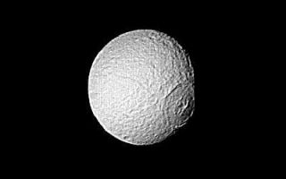 <h1>PIA01398:  Saturn - large crater on Tethys</h1><div class="PIA01398" lang="en" style="width:400px;text-align:left;margin:auto;background-color:#000;padding:10px;max-height:150px;overflow:auto;">Special processing has brought out surface detail in this Voyager 2 image focusing on the large crater on Tethys. The spacecraft took this photograph Aug. 25, when it was 826,000 kilometers (513,000 miles) from the icy moon of Saturn. Here, resolution is about 15 km. (9 mi.). The crater has been flattened by the flow of softer ice and no longer shows the deep bowl shape characteristic of fresh craters in hard, cold ice or rock. It appears to have been formed early in Tethys' history, at a time when its interior was still relatively warm and soft. The Voyager project is managed for NASA by the Jet Propulsion Laboratory, Pasadena, Calif.<br /><br /><a href="http://photojournal.jpl.nasa.gov/catalog/PIA01398" onclick="window.open(this.href); return false;" title="Voir l'image 	 PIA01398:  Saturn - large crater on Tethys	  sur le site de la NASA">Voir l'image 	 PIA01398:  Saturn - large crater on Tethys	  sur le site de la NASA.</a></div>