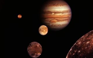 <h1>PIA01481:  Jupiter System Montage</h1><div class="PIA01481" lang="en" style="width:800px;text-align:left;margin:auto;background-color:#000;padding:10px;max-height:150px;overflow:auto;">Jupiter and its four planet-size moons, called the Galilean satellites, were photographed in early March by Voyager 1 and assembled into this collage. They are not to scale but are in their relative positions. Startling new discoveries on the Galilean moons and the planet Jupiter made by Voyager 1 have been factored into a new mission design for Voyager 2. Voyager 2 will fly past Jupiter on July 9. Reddish Io (upper left) is nearest Jupiter; then Europa (center); Ganymede and Callisto (lower right). Nine other much smaller satellites circle Jupiter, one inside Io's orbit and the other millions of miles from the planet. Not visible is Jupiter's faint ring of particles, seen for the first time by Voyager 1.<p>The Voyager Project is managed for NASA's Office of Space Science by Jet Propulsion Laboratory, California Institute of Technology.<br /><br /><a href="http://photojournal.jpl.nasa.gov/catalog/PIA01481" onclick="window.open(this.href); return false;" title="Voir l'image 	 PIA01481:  Jupiter System Montage	  sur le site de la NASA">Voir l'image 	 PIA01481:  Jupiter System Montage	  sur le site de la NASA.</a></div>