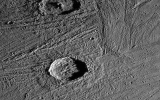 <h1>PIA01609:  Fresh Impact Craters on Ganymede</h1><div class="PIA01609" lang="en" style="width:800px;text-align:left;margin:auto;background-color:#000;padding:10px;max-height:150px;overflow:auto;"><p>Oblique view of two fresh impact craters in bright grooved terrain near the north pole of Jupiter's moon, Ganymede. The craters postdate the grooved terrain since each is surrounded by swarms of smaller craters formed by material which was ejected out of the crater as it formed, and which subsequently reimpacted onto the surrounding surface. The crater to the north, Gula, which is 38 kilometers (km) in diameter, has a distinctive central peak, while the crater to the south, Achelous, (32 km in diameter) has an outer lobate ejecta deposit extending about a crater radius from the rim. Such images show the range of structural details of impact craters, and help in understanding the processes that form them.</p><p>North is to the top of the picture and the sun illuminates the surface from the right. The image, centered at 62 degrees latitude and 12 degrees longitude, covers an area approximately 142 by 132 kilometers. The resolution is 175 meters per picture element. The images were taken on April 5, 1997 at 6 hours, 33 minutes, 37 seconds Universal Time at a range of 17,531 kilometers by the Solid State Imaging (SSI) system on NASA's Galileo spacecraft.</p><p>The Jet Propulsion Laboratory, Pasadena, CA manages the Galileo mission for NASA's Office of Space Science, Washington, DC.</p><p>This image and other images and data received from Galileo are posted on the World Wide Web, on the Galileo mission home page at URL <a href="http://galileo.jpl.nasa.gov">http:// galileo.jpl.nasa.gov</a>. Background information and educational context for the images can be found at <a href="http://www2.jpl.nasa.gov/galileo/sepo/" target="_blank">http://www.jpl.nasa.gov/galileo/sepo</a>.<br /><br /><a href="http://photojournal.jpl.nasa.gov/catalog/PIA01609" onclick="window.open(this.href); return false;" title="Voir l'image 	 PIA01609:  Fresh Impact Craters on Ganymede	  sur le site de la NASA">Voir l'image 	 PIA01609:  Fresh Impact Craters on Ganymede	  sur le site de la NASA.</a></div>