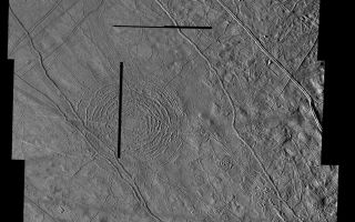 <h1>PIA01633:  The Tyre multi-ring Structure on Europa</h1><div class="PIA01633" lang="en" style="width:800px;text-align:left;margin:auto;background-color:#000;padding:10px;max-height:150px;overflow:auto;"><p>This mosaic shows the Tyre multi-ring structure which is thought to have been formed by a large impact onto Jupiter's moon Europa. The effective crater (large bull's-eye feature) is about 40 kilometers (25 miles) across while the entire structure is much larger. The feature was formerly known as Tyre Macula. The concentric rings, of which five to seven can be discerned easily, consist of troughs and ridges. Tyre is one of the few impact structures on Europa that has concentric rings and may indicate an area where fluid material, perhaps liquid water, lay below the surface at the time of impact. A few ridges within Tyre appear to have been partly destroyed at the time of impact.</p><p>North is to the top of the picture and the sun illuminates the surface from the left. The mosaic is centered at 34 degrees north latitude and 144 degrees west longitude and covers an area approximately 424 by 456 kilometers (265 by 285 miles). The resolution is 170 meters (185 feet) across. The horizontal and vertical black lines in the mosaic indicate gaps in the data received for this image. The images were taken on March 29, 1998 at a range of approximately 18,000 kilometers (11,250 miles) by the Solid State Imaging (SSI) system on NASA's Galileo spacecraft.</p><p>The Jet Propulsion Laboratory, Pasadena, CA manages the Galileo mission or NASA's Office of Space Science, Washington, DC.</p><p>This image and other images and data received from Galileo are posted on the World Wide Web, on the Galileo mission home page at URL <a href="http://galileo.jpl.nasa.gov"> http://galileo.jpl.nasa.gov</a>. Background information and educational context for the images can be found at <a href="http://www2.jpl.nasa.gov/galileo/sepo/" target="_blank">http://www.jpl.nasa.gov/galileo/sepo</a>.<br /><br /><a href="http://photojournal.jpl.nasa.gov/catalog/PIA01633" onclick="window.open(this.href); return false;" title="Voir l'image 	 PIA01633:  The Tyre multi-ring Structure on Europa	  sur le site de la NASA">Voir l'image 	 PIA01633:  The Tyre multi-ring Structure on Europa	  sur le site de la NASA.</a></div>
