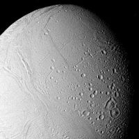 <h1>PIA01950:  Surface of Enceladus</h1><div class="PIA01950" lang="en" style="width:450px;text-align:left;margin:auto;background-color:#000;padding:10px;max-height:150px;overflow:auto;">The surface of Enceladus is seen in this closeup view obtained Aug. 25, when Voyager 2 was 112,000 kilometers (69,500 miles) from this satellite of Saturn. This view, in which Enceladus north pole is toward the bottom right, shows the moon to bear a striking resemblance of Ganymede, the largest Galilean satellite of Jupiter. Moderately cratered areas have been transected by strips of younger grooved terrain. This more recently formed terrain--the light cratering says it must be relatively young--has consumed portions of craters such as those near the bottom center of this picture. This suggests that Enceladus has experienced internal melting even though it is only about 490 km. (300 mi.) in diameter. The grooves and linear features indicate that the satellite has been subjected to considerable crustal deformation as a result of this internal melting. The largest crater visible here is about 35 km. (20 mi.) across. The Voyager project is managed for NASA by the Jet Propulsion Laboratory, Pasadena, Calif.<br /><br /><a href="http://photojournal.jpl.nasa.gov/catalog/PIA01950" onclick="window.open(this.href); return false;" title="Voir l'image 	 PIA01950:  Surface of Enceladus	  sur le site de la NASA">Voir l'image 	 PIA01950:  Surface of Enceladus	  sur le site de la NASA.</a></div>