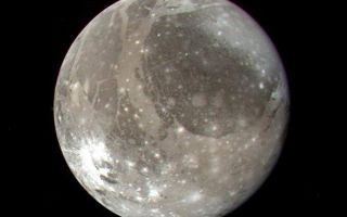 <h1>PIA01972:  Ganymede</h1><div class="PIA01972" lang="en" style="width:800px;text-align:left;margin:auto;background-color:#000;padding:10px;max-height:150px;overflow:auto;">This Voyager 2 color photo of Ganymede, the largest Galilean satellite, was taken on July 7, 1979, from a range of 1.2 million kilometers. Most of this portion of Ganymede will be imaged at high resolution during closest approach with the satellite on the evening of July 8, 1979. The photo shows a large dark circular feature about 3200 kilometers in diameter with narrow closely-spaced light bands traversing its surface. The bright spots dotting the surface are relatively recent impact craters, while lighter circular areas may be older impact areas. The light branching bands are ridged and grooved terrain first seen on Voyager 1 and are younger than the more heavily cratered dark regions. The nature of the brightish region covering the northern part of the dark circular feature is uncertain, but it may be some type of condensate. Most of the features seen on the surface of Ganymede are probably both internal and external responses of the very thick icy layer which comprises the crust of this satellite.<br /><br /><a href="http://photojournal.jpl.nasa.gov/catalog/PIA01972" onclick="window.open(this.href); return false;" title="Voir l'image 	 PIA01972:  Ganymede	  sur le site de la NASA">Voir l'image 	 PIA01972:  Ganymede	  sur le site de la NASA.</a></div>