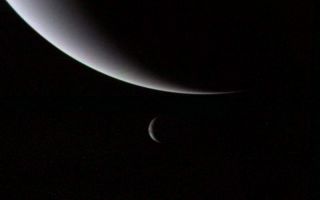<h1>PIA02215:  Crescents of Neptune and Triton</h1><div class="PIA02215" lang="en" style="width:800px;text-align:left;margin:auto;background-color:#000;padding:10px;max-height:150px;overflow:auto;"><p>This dramatic view of the crescents of Neptune and Triton was acquired by Voyager 2 approximately 3 days, 6 and one-half hours after its closest approach to Neptune (north is to the right). The spacecraft is now plunging southward at an angle of 48 degrees to the plane of the ecliptic. This direction, combined with the current season of southern summer in the Neptune system, gives this picture its unique geometry. The spacecraft was at a distance of 4.86 million kilometers (3 million miles) from Neptune when these images were shuttered so the smallest detail discernible is approximately 90 kilometers (56 miles). Color was produced using images taken through the narrow-angle camera's clear, orange and green filters. Neptune does not appear as blue from this viewpoint because the forward scattering nature of its atmosphere is more important than its absorption of red light at this high phase angle (134 degrees). The Voyager Mission is conducted by JPL for NASA's Office of Space Science and Applications.<br /><br /><a href="http://photojournal.jpl.nasa.gov/catalog/PIA02215" onclick="window.open(this.href); return false;" title="Voir l'image 	 PIA02215:  Crescents of Neptune and Triton	  sur le site de la NASA">Voir l'image 	 PIA02215:  Crescents of Neptune and Triton	  sur le site de la NASA.</a></div>