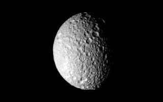 <h1>PIA02267:  Mimas - cratered surface</h1><div class="PIA02267" lang="en" style="width:458px;text-align:left;margin:auto;background-color:#000;padding:10px;max-height:150px;overflow:auto;">This image of Saturn's moon Mimas was taken by NASA's Voyager 1 on Nov. 12, 1980 and shows the heavily and uniformly cratered surface of the satellite. The photograph, taken at a range of 208,000 kilometers (129,000 miles), shows features as small as about five kilometers (three miles). Topography is best seen along the terminator where it is enhanced by the low sun angle. The apparent crater density decrease toward the left of the picture is not real and results from a change in sun angle. A long, narrow trough about five kilometers (three miles) across is seen to cross from lower limb to the center of the image where it terminates. A second trough originates near the center and extends to the upper limb, where it appears to branch into a series of smaller troughs. The Voyager Project is managed for NASA by the Jet Propulsion Laboratory, Pasadena, Calif.<br /><br /><a href="http://photojournal.jpl.nasa.gov/catalog/PIA02267" onclick="window.open(this.href); return false;" title="Voir l'image 	 PIA02267:  Mimas - cratered surface	  sur le site de la NASA">Voir l'image 	 PIA02267:  Mimas - cratered surface	  sur le site de la NASA.</a></div>