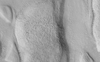 <h1>PIA04805:  North Nilosyrtis Mesas</h1><div class="PIA04805" lang="en" style="width:799px;text-align:left;margin:auto;background-color:#000;padding:10px;max-height:150px;overflow:auto;">MGS MOC Release No. MOC2-518, 19 October 2003<p />This April 2003 Mars Global Surveyor (MGS) Mars Orbiter Camera (MOC) image shows mesas and troughs in the northern Nilosyrtis Mensae region of Mars. The larger mesas are capped by boulders or small knobs which are probably the eroded remnants of a layer of rock. The picture is located near 37.8°N, 282.5°W and covers an area 3 km (1.9 mi) wide. The scene is illuminated by sunlight from the lower left.<br /><br /><a href="http://photojournal.jpl.nasa.gov/catalog/PIA04805" onclick="window.open(this.href); return false;" title="Voir l'image 	 PIA04805:  North Nilosyrtis Mesas	  sur le site de la NASA">Voir l'image 	 PIA04805:  North Nilosyrtis Mesas	  sur le site de la NASA.</a></div>