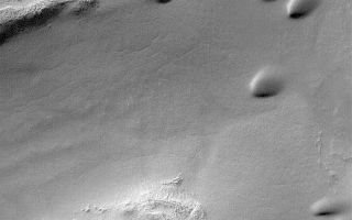 <h1>PIA04856:  Sand Dunes in Hellas</h1><div class="PIA04856" lang="en" style="width:512px;text-align:left;margin:auto;background-color:#000;padding:10px;max-height:150px;overflow:auto;">MGS MOC Release No. MOC2-537, 7 November 2003<p />The smooth, rounded mounds in this Mars Global Surveyor (MGS) Mars Orbiter Camera (MOC) picture are sand dunes. The scene is located in southern Hellas Planitia and was acquired in mid-southern autumn, the ideal time of year for Hellas imaging. Sunlight illuminates the scene from the upper left. These dunes are located near 49.1°S, 292.6°W. The picture covers an area 3 km (1.9 mi) wide.<br /><br /><a href="http://photojournal.jpl.nasa.gov/catalog/PIA04856" onclick="window.open(this.href); return false;" title="Voir l'image 	 PIA04856:  Sand Dunes in Hellas	  sur le site de la NASA">Voir l'image 	 PIA04856:  Sand Dunes in Hellas	  sur le site de la NASA.</a></div>