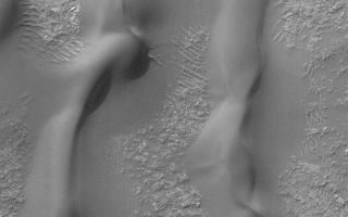 <h1>PIA04896:  Windblown Sand Dunes</h1><div class="PIA04896" lang="en" style="width:768px;text-align:left;margin:auto;background-color:#000;padding:10px;max-height:150px;overflow:auto;">MGS MOC Release No. MOC2-557, 27 November 2003<p />This Mars Global Surveyor (MGS) Mars Orbiter Camera (MOC) image shows sand dunes and large ripples in a crater in the Hellespontus region of Mars. The winds that formed these dunes generally blew from the left/lower-left (west/southwest). Unlike the majority of dunes on Earth, sand dunes on Mars are mostly made up of dark, rather than light, grains. This scene is located near 50.3°S, 327.5°W. The image covers an area 3 km (1.9 mi) wide, and is illuminated by sunlight from the upper left.<br /><br /><a href="http://photojournal.jpl.nasa.gov/catalog/PIA04896" onclick="window.open(this.href); return false;" title="Voir l'image 	 PIA04896:  Windblown Sand Dunes	  sur le site de la NASA">Voir l'image 	 PIA04896:  Windblown Sand Dunes	  sur le site de la NASA.</a></div>