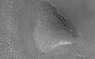 <h1>PIA05796:  Hill in Propontis</h1><div class="PIA05796" lang="en" style="width:672px;text-align:left;margin:auto;background-color:#000;padding:10px;max-height:150px;overflow:auto;"><p>22 April 2004<br />This Mars Global Surveyor (MGS) Mars Orbiter Camera (MOC) picture shows a rounded knob in the Propontis region of Mars near 43.1°N, 182.3°W. Dark dots on the hilltop and slopes are house-sized (and larger) boulders. The picture covers an area about 3 km (1.9 mi) across. Sunlight illuminates the scene from the lower left.</p><br /><br /><a href="http://photojournal.jpl.nasa.gov/catalog/PIA05796" onclick="window.open(this.href); return false;" title="Voir l'image 	 PIA05796:  Hill in Propontis	  sur le site de la NASA">Voir l'image 	 PIA05796:  Hill in Propontis	  sur le site de la NASA.</a></div>