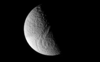 <h1>PIA06558:  Tethys' Great Rift</h1><div class="PIA06558" lang="en" style="width:585px;text-align:left;margin:auto;background-color:#000;padding:10px;max-height:150px;overflow:auto;"><p>This dazzling view of Tethys shows the tremendous rift called Ithaca Chasma, which is 100 kilometers (60 miles) wide in places, and runs nearly three-fourths of the way around the icy moon. Tethys is 1,060 kilometers (659 miles) across.</p><p>Adjacent to the great Chasma is a large multi-ring impact basin with a diameter of about 300 kilometers (185 miles). The inner ring of the basin is about 130 kilometers (80 miles) in diameter. The moon's heavily cratered face is indicative of an ancient surface.</p><p>This view shows principally the Saturn-facing hemisphere of Tethys. The image was taken in visible light with the Cassini spacecraft narrow angle camera on Dec. 15, 2004, at a distance of approximately 560,000 kilometers (348,000 miles) from Tethys and at a Sun-Tethys-spacecraft, or phase, angle of 91 degrees. The image scale is about 3 kilometers (2 miles) per pixel. </p><p>The Cassini-Huygens mission is a cooperative project of NASA, the European Space Agency and the Italian Space Agency. The Jet Propulsion Laboratory, a division of the California Institute of Technology in Pasadena, manages the Cassini-Huygens mission for NASA's Science Mission Directorate, Washington, D.C. The Cassini orbiter and its two onboard cameras were designed, developed and assembled at JPL. The imaging team is based at the Space Science Institute, Boulder, Colo.</p><p>For more information, about the Cassini-Huygens mission visit, <a href="http://saturn.jpl.nasa.gov/">http://saturn.jpl.nasa.gov</a> and the Cassini imaging team home page, <a href="http://ciclops.org/">http://ciclops.org</a>.</p><br /><br /><a href="http://photojournal.jpl.nasa.gov/catalog/PIA06558" onclick="window.open(this.href); return false;" title="Voir l'image 	 PIA06558:  Tethys' Great Rift	  sur le site de la NASA">Voir l'image 	 PIA06558:  Tethys' Great Rift	  sur le site de la NASA.</a></div>