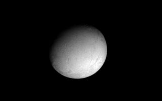 <h1>PIA06566:  Zooming In on Enceladus</h1><div class="PIA06566" lang="en" style="width:681px;text-align:left;margin:auto;background-color:#000;padding:10px;max-height:150px;overflow:auto;"><p>Cassini's closest look yet at bright, icy Enceladus was captured in this view, centered on the moon's trailing hemisphere. It shows some of the linear features in the terrain of the Diyar Planitia region. Enceladus is 499 kilometers (310 miles) across.</p><p>The image was taken in visible light with the Cassini spacecraft narrow angle camera on Dec. 14, 2004, at a distance of 672,000 kilometers (417,600 miles) from Enceladus and at a Sun- Enceladus-spacecraft, or phase, angle of 32 degrees. The image scale is about 4 kilometers (2.5 miles) per pixel. The image has been magnified by a factor of two and contrast enhanced to aid visibility.</p><p>The Cassini-Huygens mission is a cooperative project of NASA, the European Space Agency and the Italian Space Agency. The Jet Propulsion Laboratory, a division of the California Institute of Technology in Pasadena, manages the mission for NASA's Science Mission Directorate, Washington, D.C. The Cassini orbiter and its two onboard cameras were designed, developed and assembled at JPL. The imaging team is based at the Space Science Institute, Boulder, Colo.</p><p>For more information about the Cassini-Huygens mission visit <a href="http://saturn.jpl.nasa.gov">http://saturn.jpl.nasa.gov</a>. For images visit the Cassini imaging team home page <a href="http://ciclops.org">http://ciclops.org</a>.</p><br /><br /><a href="http://photojournal.jpl.nasa.gov/catalog/PIA06566" onclick="window.open(this.href); return false;" title="Voir l'image 	 PIA06566:  Zooming In on Enceladus	  sur le site de la NASA">Voir l'image 	 PIA06566:  Zooming In on Enceladus	  sur le site de la NASA.</a></div>