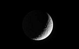 <h1>PIA06599:  Rhea's Crescent</h1><div class="PIA06599" lang="en" style="width:346px;text-align:left;margin:auto;background-color:#000;padding:10px;max-height:150px;overflow:auto;"><p>Two large craters lie along the boundary between day and night on Saturn's moon Rhea. The bright spots in the middle of each crater may be prominent central peaks. Rhea is 1,528 kilometers (949 miles) across.</p><p>This view shows principally the trailing hemisphere on Rhea. The image has been rotated so that north on Rhea is up.</p><p>The image was taken in visible light with the Cassini spacecraft narrow-angle camera on Jan. 19, 2005, at a distance of approximately 1.9 million kilometers (1.2 million miles) from Rhea and at a Sun-Rhea-spacecraft, or phase, angle of 121 degrees. Resolution in the original image was 11 kilometers (7 miles) per pixel. The image has been contrast-enhanced and magnified by a factor of two to aid visibility.</p><p>The Cassini-Huygens mission is a cooperative project of NASA, the European Space Agency and the Italian Space Agency. The Jet Propulsion Laboratory, a division of the California Institute of Technology in Pasadena, manages the mission for NASA's Science Mission Directorate, Washington, D.C. The Cassini orbiter and its two onboard cameras were designed, developed and assembled at JPL. The imaging team is based at the Space Science Institute, Boulder, Colo.</p><p>For more information about the Cassini-Huygens mission, visit <a href="http://saturn.jpl.nasa.gov">http://saturn.jpl.nasa.gov</a> and the Cassini imaging team home page, <a href="http://ciclops.org">http://ciclops.org</a>.</p><br /><br /><a href="http://photojournal.jpl.nasa.gov/catalog/PIA06599" onclick="window.open(this.href); return false;" title="Voir l'image 	 PIA06599:  Rhea's Crescent	  sur le site de la NASA">Voir l'image 	 PIA06599:  Rhea's Crescent	  sur le site de la NASA.</a></div>