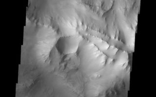 <h1>PIA06863:  Ius Chasma Ridge</h1><div class="PIA06863" lang="en" style="width:530px;text-align:left;margin:auto;background-color:#000;padding:10px;max-height:150px;overflow:auto;"><a href="/figures/PIA06863_fig1.jpg"> </a><br /><p>The Odyssey spacecraft has taken some great pictures of Valles Marineris, the largest canyon in the solar system. If this canyon were on Earth, it would stretch from New York to Los Angeles. For the next several weeks, the Image of the Day will tour some of the canyons that make up this vast system. We will start with Ius Chasma in the west, and end with Coprates Chasma to the east. For more information on Vallis Marineris, please see <a href="http://mars.jpl.nasa.gov/mep/science/vm.html">http://mars.jpl.nasa.gov/mep/science/vm.html</a>.</p><p>This image shows the central ridge that runs through Ius Chasma. A small double landslide is visible on the northern side of the central ridge.</p>Image information: VIS instrument. Latitude -7.5, Longitude 277.1 East (82.9 West). 19 meter/pixel resolution.</p><p>Note: this THEMIS visual image has not been radiometrically nor geometrically calibrated for this preliminary release. An empirical correction has been performed to remove instrumental effects. A linear shift has been applied in the cross-track and down-track direction to approximate spacecraft and planetary motion. Fully calibrated and geometrically projected images will be released through the Planetary Data System in accordance with Project policies at a later time.</p><p>NASA's Jet Propulsion Laboratory manages the 2001 Mars Odyssey mission for NASA's Office of Space Science, Washington, D.C. The Thermal Emission Imaging System (THEMIS) was developed by Arizona State University, Tempe, in collaboration with Raytheon Santa Barbara Remote Sensing. The THEMIS investigation is led by Dr. Philip Christensen at Arizona State University. Lockheed Martin Astronautics, Denver, is the prime contractor for the Odyssey project, and developed and built the orbiter. Mission operations are conducted jointly from Lockheed Martin and from JPL, a division of the California Institute of Technology in Pasadena.</p><br /><br /><a href="http://photojournal.jpl.nasa.gov/catalog/PIA06863" onclick="window.open(this.href); return false;" title="Voir l'image 	 PIA06863:  Ius Chasma Ridge	  sur le site de la NASA">Voir l'image 	 PIA06863:  Ius Chasma Ridge	  sur le site de la NASA.</a></div>