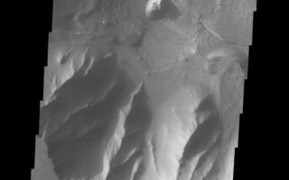 <h1>PIA06875:  Where Ophir Meets Candor</h1><div class="PIA06875" lang="en" style="width:522px;text-align:left;margin:auto;background-color:#000;padding:10px;max-height:150px;overflow:auto;"><a href="/figures/PIA06875_fig1.jpg"> </a><br /><p>The Odyssey spacecraft has taken some great pictures of Valles Marineris, the largest canyon in the solar system. If this canyon were on Earth, it would stretch from New York to Los Angeles. For the next several weeks, the Image of the Day will tour some of the canyons that make up this vast system. We will start with Ius Chasma in the west, and end with Coprates Chasma to the east. For more information on Vallis Marineris, please see <a href="http://mars.jpl.nasa.gov/mep/science/vm.html">http://mars.jpl.nasa.gov/mep/science/vm.html</a>.</p><p>This image shows the bordering areas between Ophir Chasma (northern half) and Candor Chasma (southern half). Wind etched surfaces, and dunes are present on the floor of Ophir Chasma.</p>Image information: VIS instrument. Latitude -4.4, Longitude 286 East (74 West). 19 meter/pixel resolution.</p><p>Note: this THEMIS visual image has not been radiometrically nor geometrically calibrated for this preliminary release. An empirical correction has been performed to remove instrumental effects. A linear shift has been applied in the cross-track and down-track direction to approximate spacecraft and planetary motion. Fully calibrated and geometrically projected images will be released through the Planetary Data System in accordance with Project policies at a later time.</p><p>NASA's Jet Propulsion Laboratory manages the 2001 Mars Odyssey mission for NASA's Office of Space Science, Washington, D.C. The Thermal Emission Imaging System (THEMIS) was developed by Arizona State University, Tempe, in collaboration with Raytheon Santa Barbara Remote Sensing. The THEMIS investigation is led by Dr. Philip Christensen at Arizona State University. Lockheed Martin Astronautics, Denver, is the prime contractor for the Odyssey project, and developed and built the orbiter. Mission operations are conducted jointly from Lockheed Martin and from JPL, a division of the California Institute of Technology in Pasadena.</p><br /><br /><a href="http://photojournal.jpl.nasa.gov/catalog/PIA06875" onclick="window.open(this.href); return false;" title="Voir l'image 	 PIA06875:  Where Ophir Meets Candor	  sur le site de la NASA">Voir l'image 	 PIA06875:  Where Ophir Meets Candor	  sur le site de la NASA.</a></div>